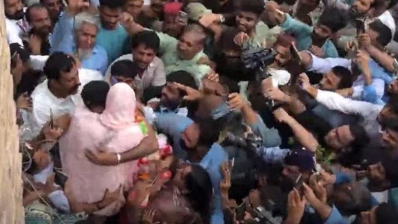 Arshad Nadeem Meets His Mother Following Return to Pakistan After Winning Gold Medal in Paris Olympics 2024, Breaks Down in Tears (Watch Video)