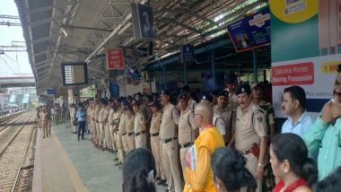 Badlapur Sexual Assault Case: Police Resort to Lathi Charge to Disperse Crowd at Badlapur Railway Station (Watch Videos)