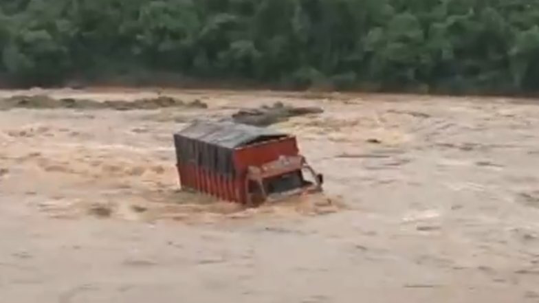 Gujarat Rains: Truck Gets Stuck on Road in Saputara As Water of Overflowing Ambika River Enters Into Lower Areas in Dang Following Heavy Rainfall (Watch Video)