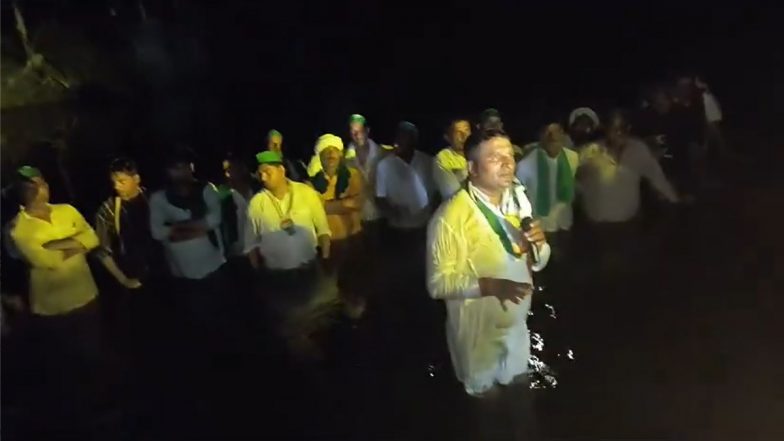 Muzaffarnagar: Farmers Stand in Water for More Than 8 Hours Demanding Building of Bridge Over Hindon River in Uttar Pradesh; Video Surfaces