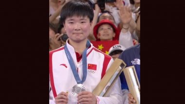 Chinese Shuttler He Bingjiao Wins Hearts As She Displays Pin With Spain's Flag During Paris Olympics 2024 Medal Ceremony to Honour Injured Opposition Carolina Marin (See Pic)