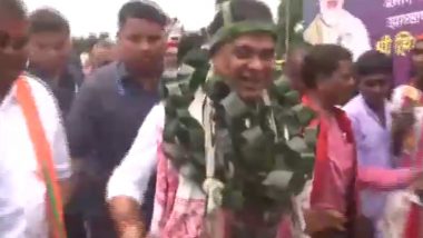 Assam CM Himanta Biswa Sarma Tries His Hands on Traditional Dhol in Jharkhand’s Ranchi, Video Surfaces