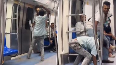 Delhi Metro Fight Video: Man Slaps Passenger With Slipper Inside Coach, Receives a Return ‘Thappad’