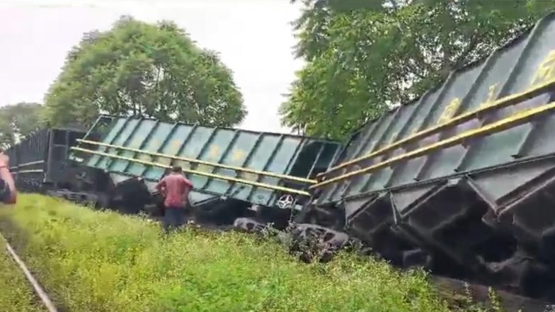 Another Train Derailment: Coal Laden Goods Train Derails in UP’s Sonbhadra, No Injuries Reported (Watch Videos)