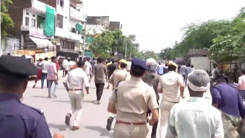 Jaipur: Angry Mob Vandalises Police Station in Shastri Nagar After Scooter Rider Beaten to Death by E-Rickshaw Driver Following Crash (Watch Video)