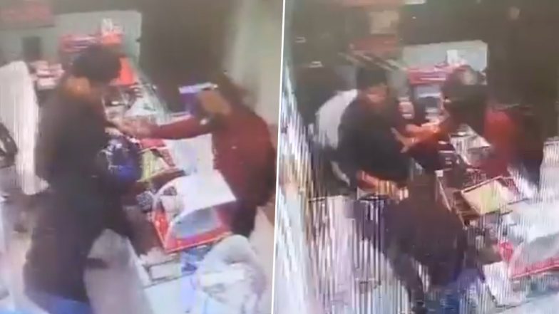 Robbery Caught on Camera in Bhopal: Agniveer Storms Jewellery Shop, Loots Valuables Worth INR 50 Lakh at Gunpoint; 7 Arrested After Viral Video Surfaces