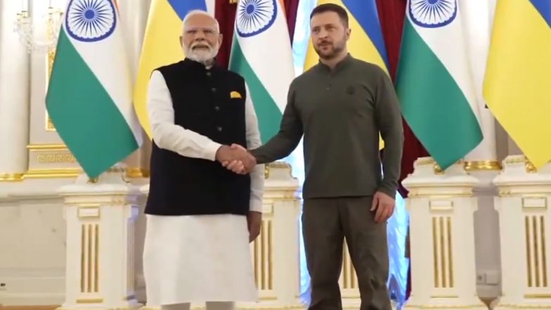 Volodymyr Zelenskyy Hugs PM Narendra Modi as He Warmly Welcomes Indian Prime Minister at His Official Residence Mariinsky Palace in Kyiv (Watch Video)