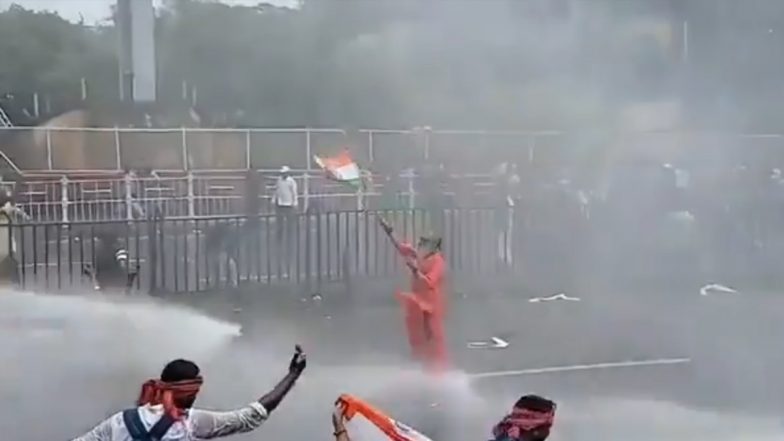 Nabanna Abhijan March: Elderly Man Braves Water Cannon, Waves National Flag on Howrah Bridge; Video Goes Viral