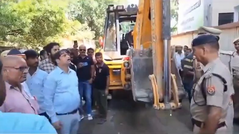 Bulldozer Action on UP Police Station in Siddarthnagar: Heated Argument Between Cops and District Officials as Police Station’s Boundary Wall Demolished During Anti-Encroachment Drive (Watch Videos)