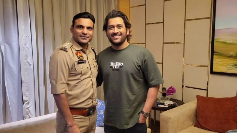 MS Dhoni Meets Cricketer Turned Policeman and Old Teammate Joginder Sharma, Video Goes Viral