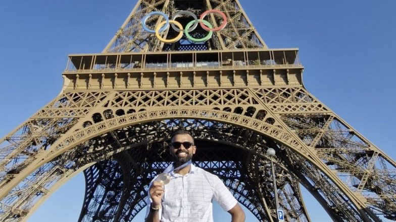 PR Sreejesh Dons Indian Men's Hockey Team's Paris Olympics 2024 Bronze Medal in Front of Eiffel Tower Following International Retirement (See Pic)