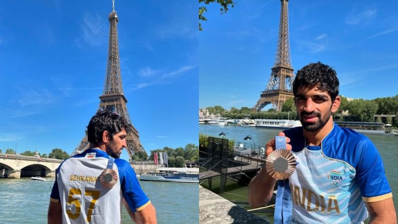 Aman Sehrawat Poses With the Paris Olympics 2024 Bronze Medal in Front of Eiffel Tower, Shares Post on Instagram