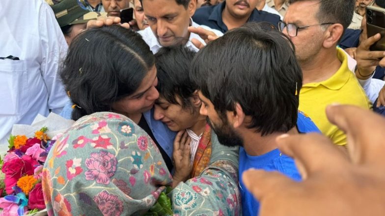 Vinesh Phogat in Tears As She Returns Home After Her Disqualification From Paris Olympics 2024 (Watch Video)