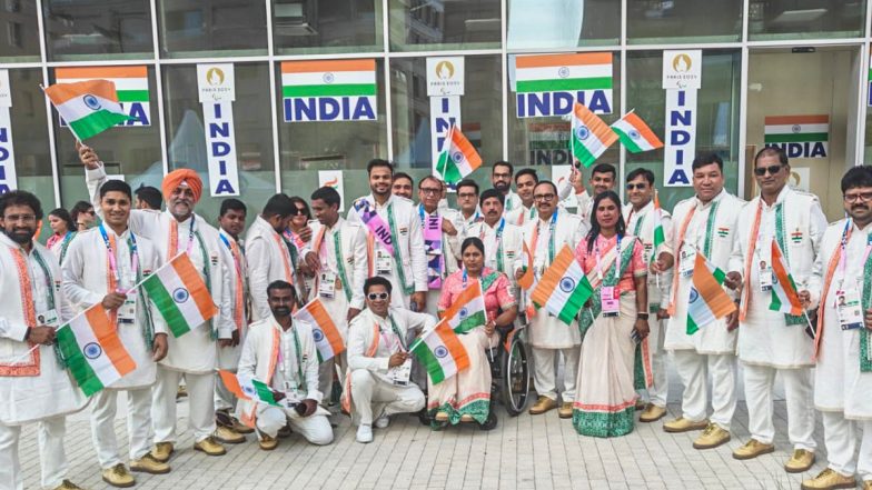 Indian Para-Athletes Wear Traditional Attire, Pose With Tricolour Ahead of Paris Paralympics 2024 Opening Ceremony (See Pic)