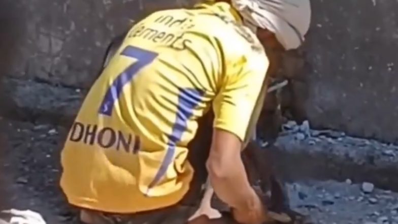 Labourer Spotted Wearing MS Dhoni’s CSK Jersey While at Work, Video Goes Viral