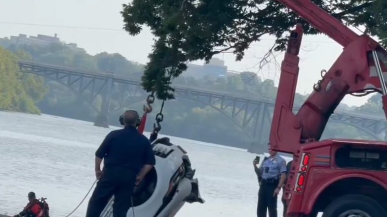 Philadelphia Couple Hits Gear Stick While Having Sex in Backseat of Range Rover, SUV Rolls Into Schuylkill River (Watch Video)