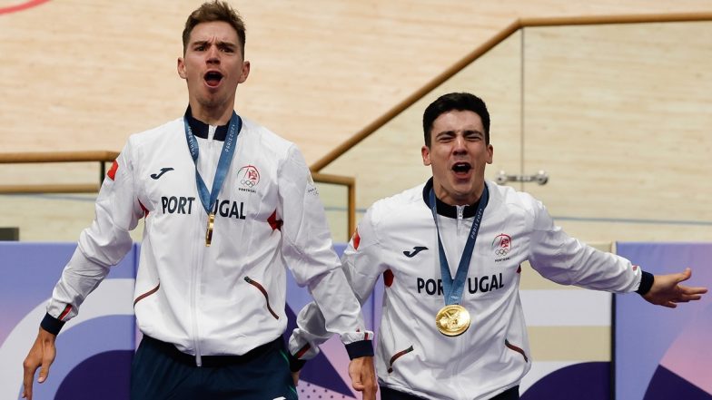 Os ciclistas portugueses Rui Oliveira e Luri Leitão celebram “SIUUU” depois de conquistarem a medalha de ouro na competição masculina de ciclismo de pista de Madison nos Jogos Olímpicos de Paris 2024. Cristiano Ronaldo reage