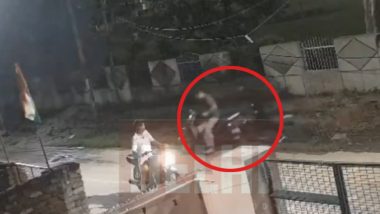 Delhi: 3 Thieves Steal Scooter From Punjabi Bagh Railway Colony Area by Pushing Two-Wheeler After Scooty Fails To Start, Video Surfaces