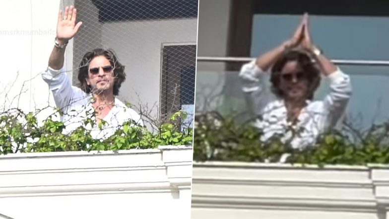 Viral Videos of Shah Rukh Khan Hoisting the Indian Flag and Greeting Fans at Mannat on Independence Day 2024 Win Hearts