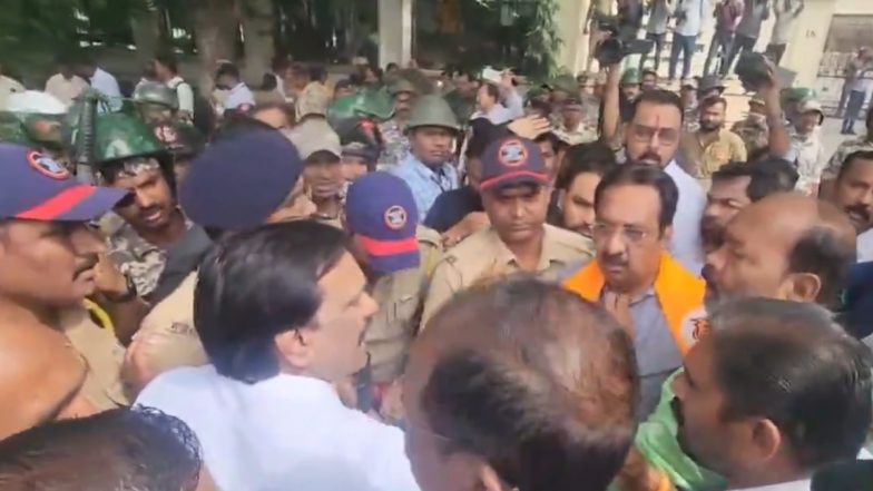 Chhatrapati Sambhajinagar: Scuffle Breaks Out Between Shiv Sena (UBT) and BJP Workers Over Aaditya Thackeray’s Visit to the City (Watch Video)