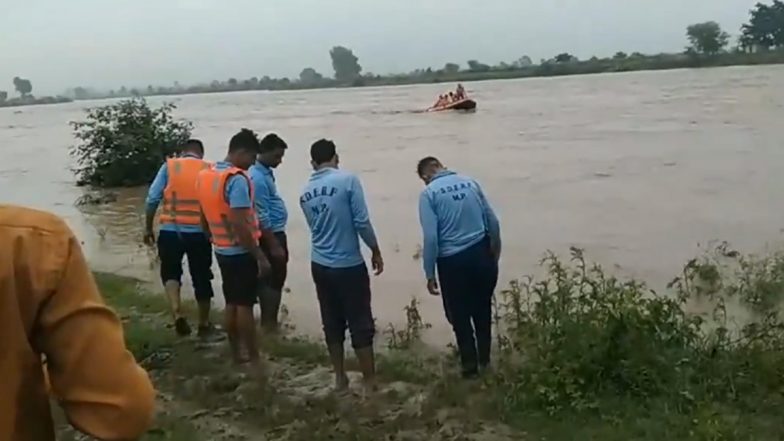 Shivpuri: Madhya Pradesh SDRF and Police Teams Successfully Rescue 8 People Stranded in the Middle of a River; Video Surfaces