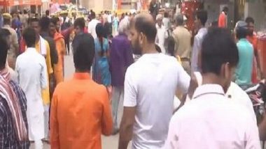 Sawan Shivratri 2024: Massive Gathering of Shiva Devotees for Darshan at Kashi Vishwanath Temple on Occasion of Shivratri (Watch Video)