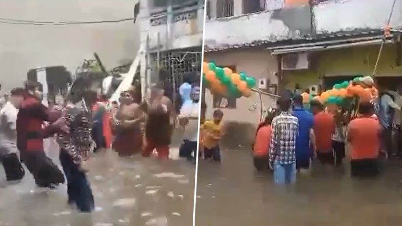 Vadodara Floods Video: Local Residents Perform Garba on Waterlogged Street in Gujarat’s Baroda Amid Heavy Floods, Viral Clip Surfaces