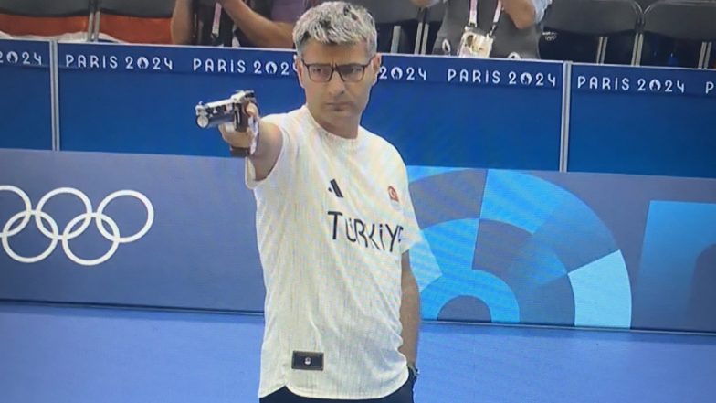 Without Any Specialised Gear Turkey's Yusuf Dikec ‘Casually’ Wins Silver Medal in 10 M Air Pistol Mixed Team at Paris Olympics 2024, Pic Goes Viral