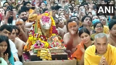 Sawan Somwar 2024: Devotees Offer Prayers at Mahakaleshwar Temple in Madhya Pradesh’s Ujjain on Fourth Monday of ‘Sawan’ (Watch Videos)