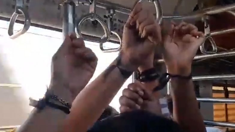 ‘Wear Your White’ Protest in Mumbai: Local Train Commuters Seen Wearing Black Bands Over White Clothes As They Protest Against Overcrowding and Poor Train Services (See Pics and Videos)