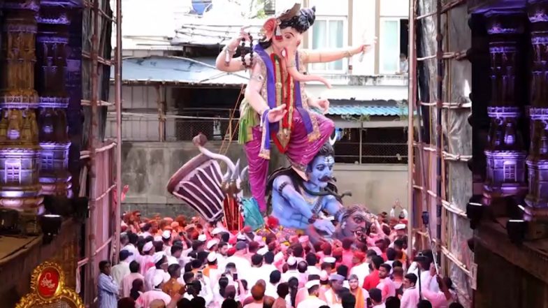 Ganesh Galli Cha Ganpati 2024 Visarjan: Mumbai Cha Raja Taken Out for ‘Immersion’ on Anant Chaturdashi (Watch Video)