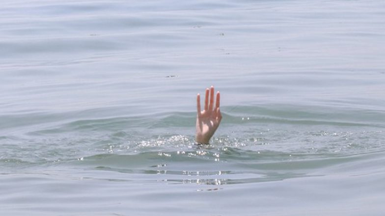 West Bengal: Woman and Child Narrowly Escape Drowning After Waves Sweep Them Away in Digha, Video Goes Viral