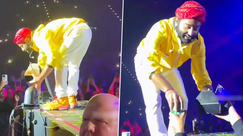 ‘The Stage Is My Temple’: Arijit Singh Wins Hearts After He Picks Up Food Dropped by Fan Near His Feet During London Concert (Watch Viral Video)