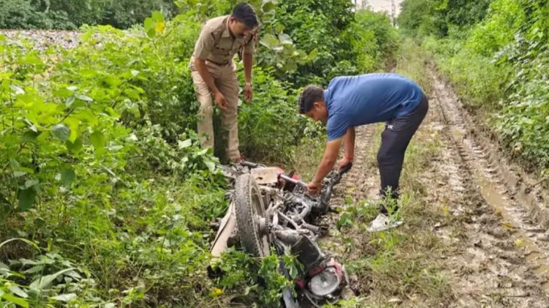 Yog Nagari Rishikesh Express Train Hits, Drags Bike Abandoned by Rider on Railway Tracks in Rajasthan's Chittorgarh; Case Registered