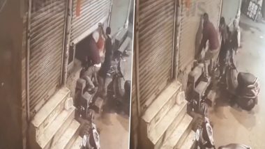 Robbery Caught on Camera in Delhi: Gang of Thieves Breaks Into Shops in Karol Bagh, Flees With Cash and Other Items (Watch Video)