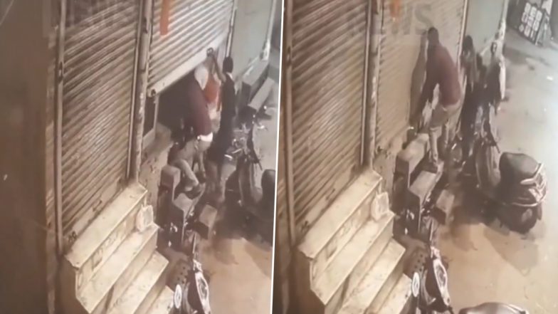 Robbery Caught on Camera in Delhi: Gang of Thieves Breaks Into Shops in Karol Bagh, Flees With Cash and Other Items (Watch Video)