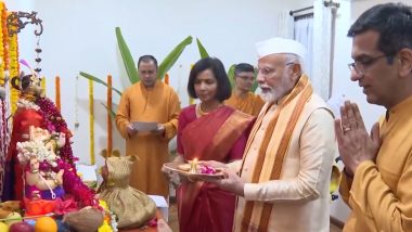 PM Narendra Modi Participates in Ganpati Puja at CJI DY Chandrachud's Residence in Delhi (Watch Video)