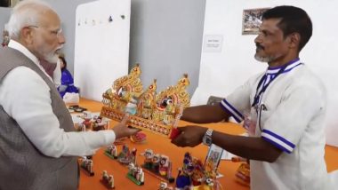 PM Narendra Modi Buys Artefact of Lord Jagannath, Makes Digital Payment at ‘PM Vishwakarma’ Programme Exhibition in Maharashtra’s Wardha (Watch Video)