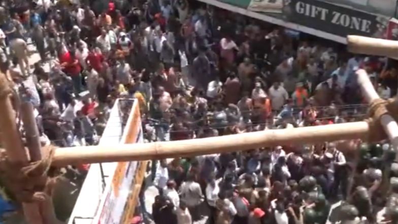 Sanjauli Mosque Controversy: Hindu Outfits Stage Stir, Raise ‘Bharat Mata Ki Jai’ Slogan Over Alleged Illegal Construction of Masjid in Dhalli Area, Himachal Government Says ‘BJP Wants To Make It Hindu-Muslim Issue’ (Watch Video)