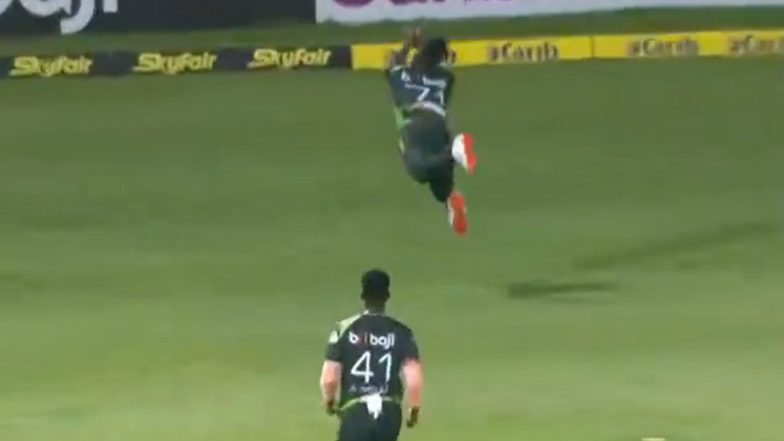 Kyle Mayers Takes Exceptional Diving Catch to Dismiss Faf du Plessis During SKN vs SLK CPL 2024 Match (Watch Video)