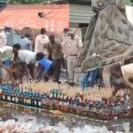 Guntur: Police Place Seized Alcohol on Ground for Disposal, Locals Grab Liquor Bottles and Flee (Watch Video)