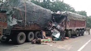 Amethi Road Accident: Drivers Killed After 2 Speeding Trucks Collide on Tanda Banda Highway in Uttar Pradesh (Watch Video)