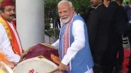 PM Modi Plays &lsquo;Dhol&rsquo;: Prime Minister Narendra Modi Flaunts Drumming Skills Before Indian Diaspora in Singapore, Video Goes Viral