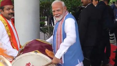 PM Modi Plays ‘Dhol’: Prime Minister Narendra Modi Flaunts Drumming Skills Before Indian Diaspora in Singapore, Video Goes Viral