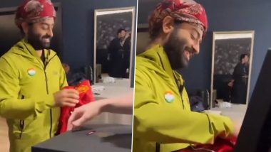 Arijit Singh Receives Special Manchester United Jerseys During His England Concerts (Watch Video)