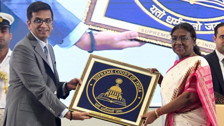 New Supreme Court Flag and Insignia Consisting of Ashoka Chakra, SC Building and Constitution of India Unveiled by President Droupadi Murmu (See Pic)