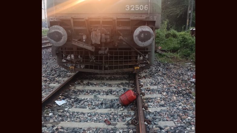 Uttar Pradesh: LPG Cylinder Found on Railway Tracks on Kanpur-Prayagraj Route Amid Recent Train Sabotage Bid Cases (See Pic)