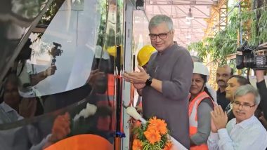 Railway Minister Ashwini Vaishnaw Unveils Prototype Version of Vande Bharat Sleeper Coach at BEML’s Facility (Watch Videos)