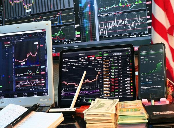 Business News | Stock Market Starts Week on a Positive Note Led by Gains in Consumer Goods, IT