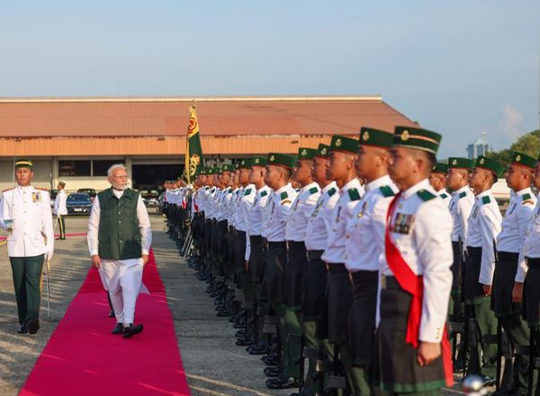 World News | PM Modi Accorded Ceremonial Welcome in Brunei, Says Looking Forward to Stronger Commercial, Cultural Ties
